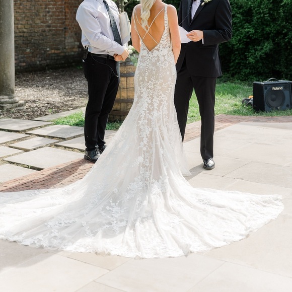 Enzoani Ora Wedding gown - Wedding size 4 - fits size 2 MESSAGE ME TO BUY**** - Picture 5 of 9